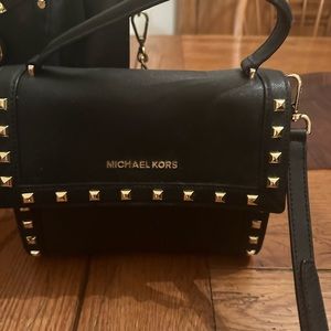 Michael Kors Beautiful Bag. Looks like brand new. It has gold metal detailing.